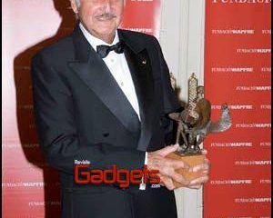 CARLOS FUENTES RECIBE EL PREMIO GONZ&Aacute;LEZ-RUANO DE PERIODISMO